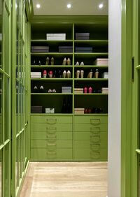 Г-образная гардеробная комната в зеленом цвете Тверь